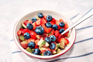 Taze meyve salatası kasede.