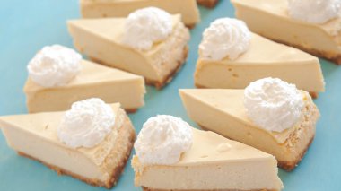 Cheesecake deseni, mavi arkaplan görünümlü cheesecake servisleri