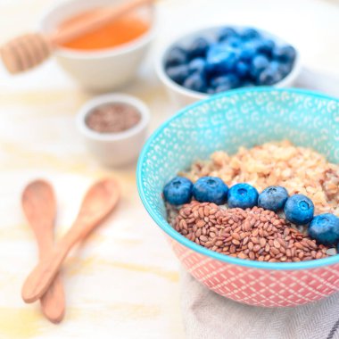 Yüksek proteinli sağlıklı kahvaltı, yaban mersinli karabuğday lapası, keten tohumu ve bal