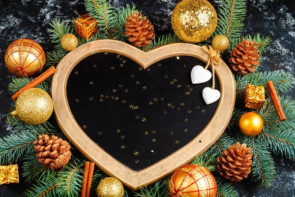 Weihnachts Oder Neujahrskomposition Herzförmiger Rahmen Aus Weihnachtsdekoration Und Funkelt Auf — Stockfoto