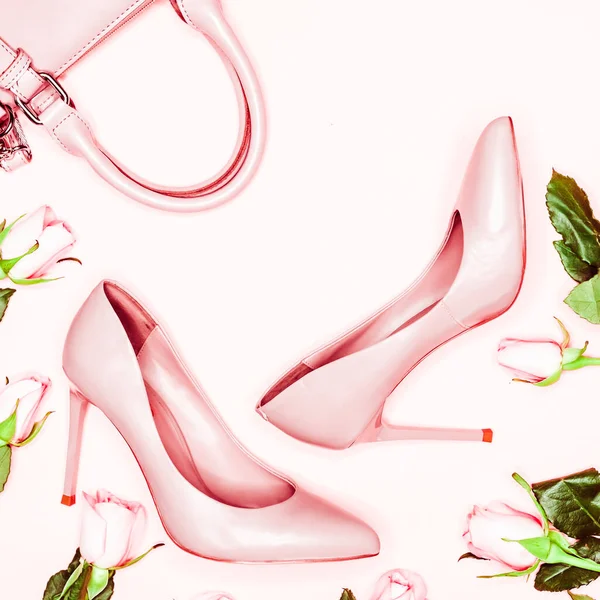 白い背景に淡いピンクの女性の靴 フラットレイアウト トップビュートレンディーなファッション女性の背景 美容ブログのコンセプト — ストック写真