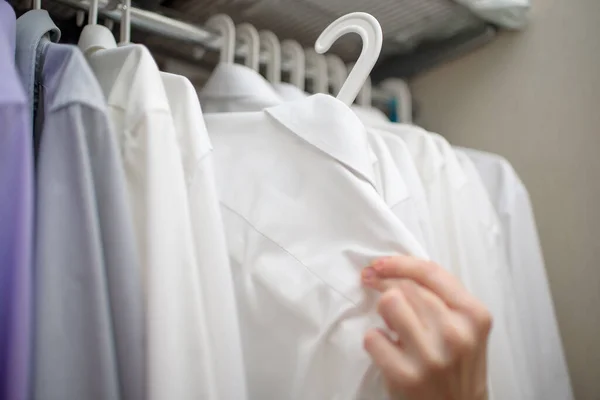 Camisas Hombre Blancas Los Hombros Armario — Foto de Stock