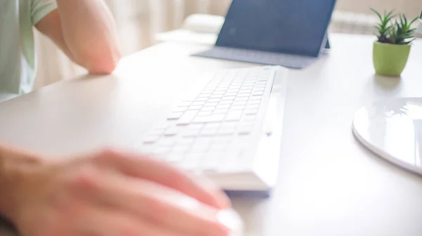 Imagen Las Manos Del Hombre Escribiendo Enfoque Selectivo — Foto de Stock