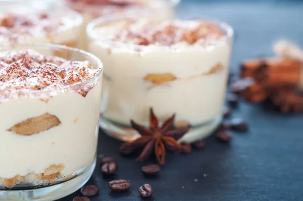 Tiramisu Szemüveg Díszített Kakaópor Sötét Alapon — Stock Fotó