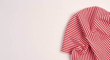 Noel kompozisyonu. Noel hediyesi, örgü battaniye, çam kozalakları, tahta beyaz arka planda köknar dalları. Düz konum, üst görünüm, kopyalama alanı