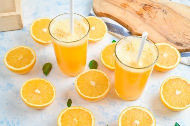 Bardakta portakal suyu, üst manzara, dilimler, saman