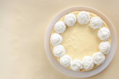 Mavi arkaplan görünümlü New York peynirli keki