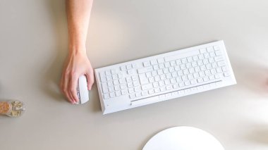 Geliştirici bilgisayarda çalışır, fareyi kullanır