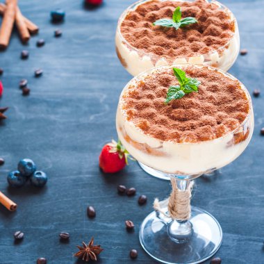 Çikolata, yabanmersini ve naneli kokteyl bardağında lüks tiramisu tatlısı.