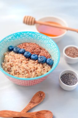 Yüksek proteinli sağlıklı kahvaltı, yaban mersinli karabuğday lapası ve bal