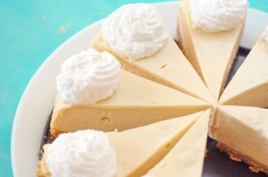 Cheesecake deseni, mavi arkaplan görünümlü cheesecake servisleri