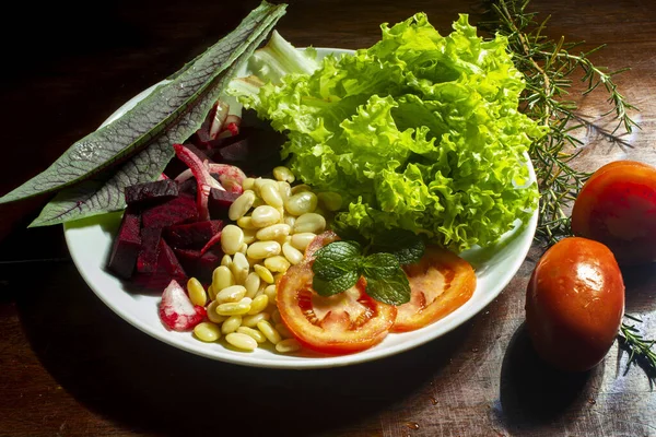 Veganes Essen Teller Mit Salat Rüben Fava Und Tomaten — Stockfoto