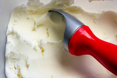 Limonlu şerbeti alan bir top dondurma.