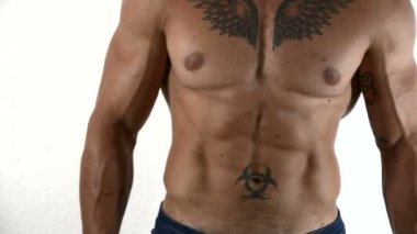 Üstsüz kaslı adam Close-up