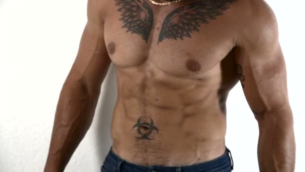 Detail topless svalnatého muže — Stock video