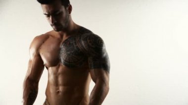 Studio esneme kas gömleksiz vücut geliştirmeci