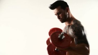 Kas gömleksiz genç adam ile Halter egzersiz