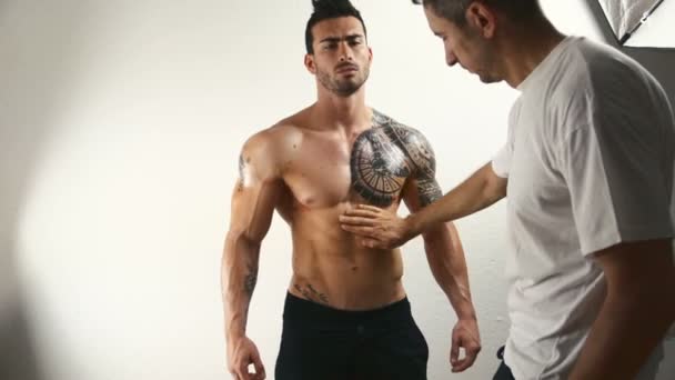 Bodybuilder obtenir huilé par assistant — Video