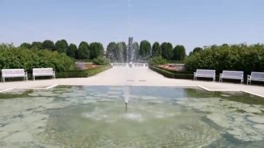 Süslü, karmaşık bahçeli ve çeşmeli.