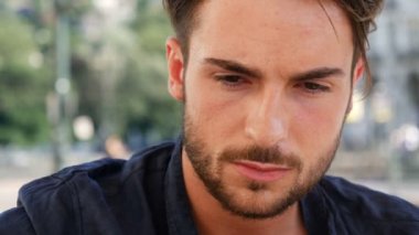 yakışıklı genç içme suyu