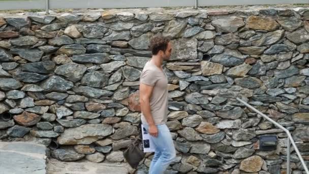 Homme en dehors de l'ancienne abbaye en Italie — Video