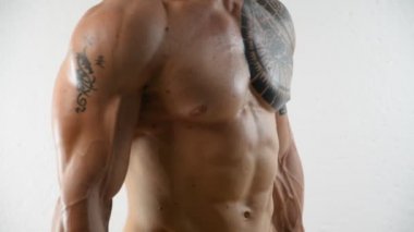 Kas gömleksiz genç adam ile Halter egzersiz