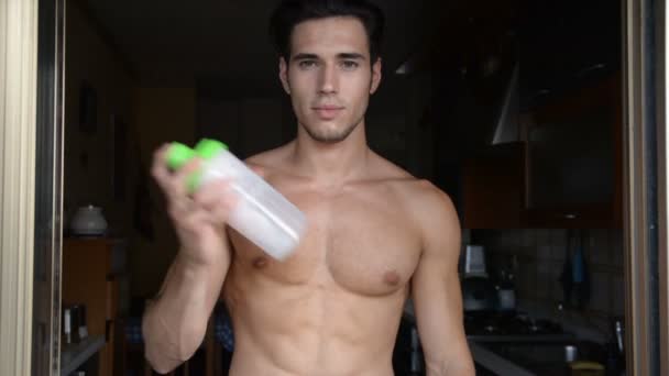 Genç adam smoothie ya da protein içeceği içiyor. — Stok video