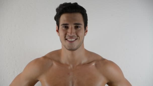 Красивый спортивный молодой человек без рубашки на белом — стоковое видео