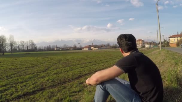 Guapo sexy hombre al aire libre en campo pensamiento — Vídeos de Stock