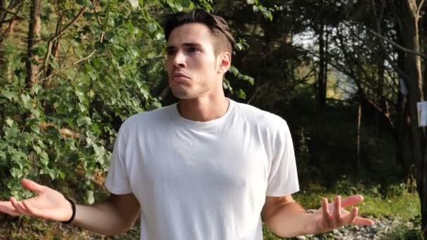 Töprengő fiatalember karcolás arcát gondolkodás — Stock videók