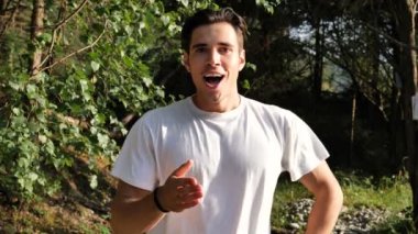 Genç adam sen Are doğru söylüyor