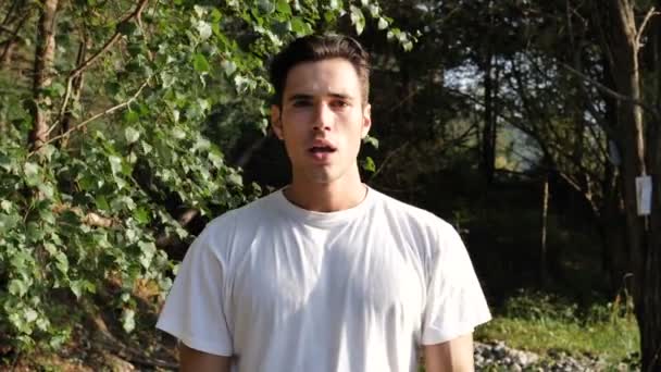 Jonge man can't hear you, in de natuur — Stockvideo