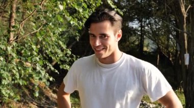 Şeytani kahkaha yapan genç erkek