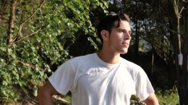 Genç adam, doğa fotoğraf göz kırpıyor