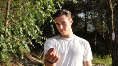 El hareketi ile yakın gelmek davet doğa genç adam