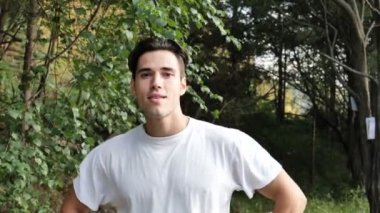 El hareketi ile daha yakın arama doğa genç adam