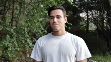 genç adam gülmemek çalışıyor