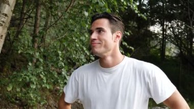 genç adam gülmemek çalışıyor