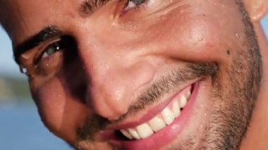 genç adam kameraya bakan headshot