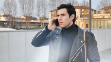 Cep telefonunuzun şehirde açık konuşmaya delikanlı