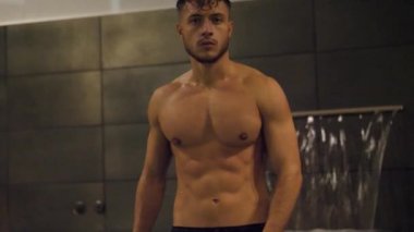Genç adam gece yüzme havuzunda rahatlatıcı