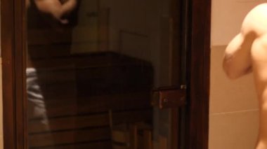 Rahatlatıcı, Hamam giren genç bir adam