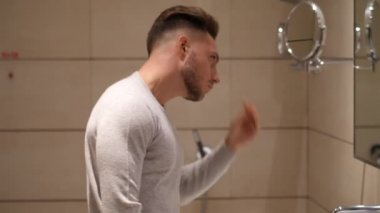 Saç sabitleme yakışıklı genç