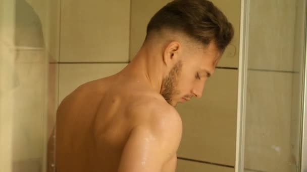 Çekici genç atletik erkek evde duş aldıktan sonra kurutma — Stok video