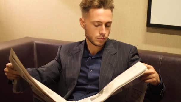 Joven guapo en casa leyendo el periódico — Vídeos de Stock