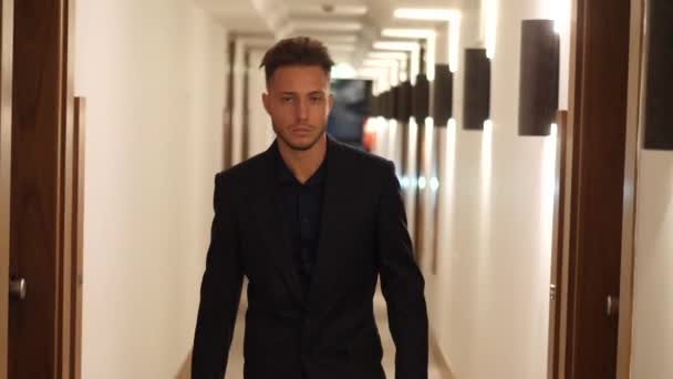 Uomo d'affari Passeggiando lungo l'Hotel Hallway — Video Stock