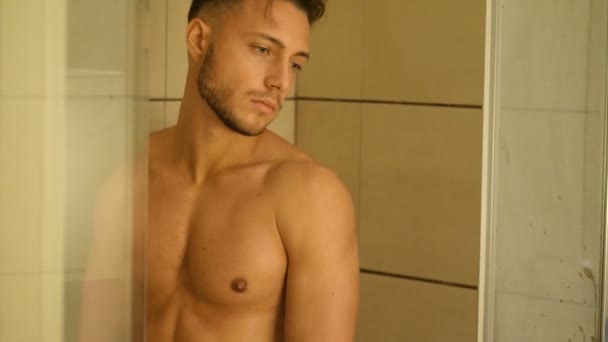 Ελκυστική νέοι Αθλητικός άνδρας λαμβάνοντας ένα ντους στο σπίτι — Αρχείο Βίντεο