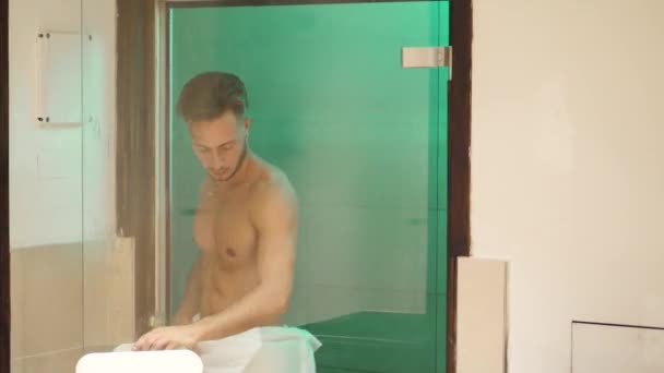 Jonge man ontspannen in Sauna, uitgaan — Stockvideo