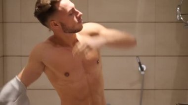 Gömleksiz kas yakışıklı adam banyoda