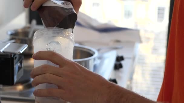 Mladý Muž Pití Zdravé Smoothie Nápoj Nebo Proteinový Koktejl Mixéru — Stock video